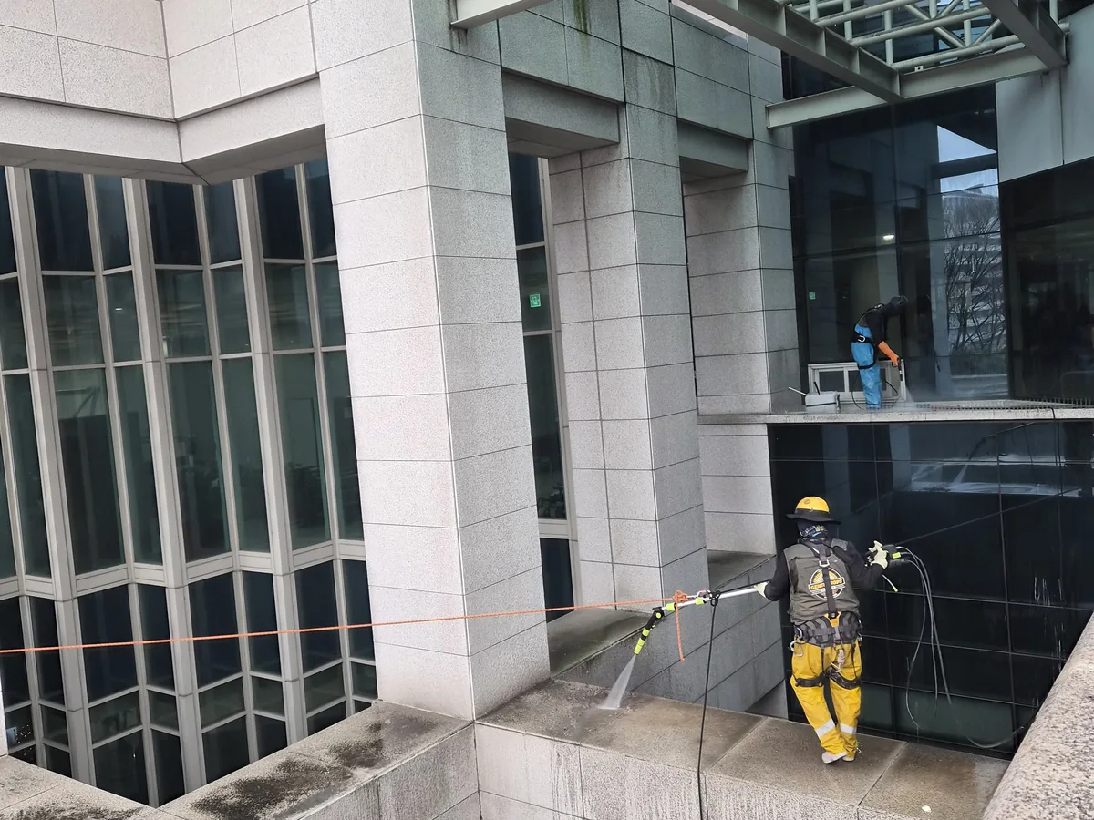 동구 삼괴동 상가건물 옥상 파라펫 장비 주변 정밀 위생청소 사례 - 행진크린