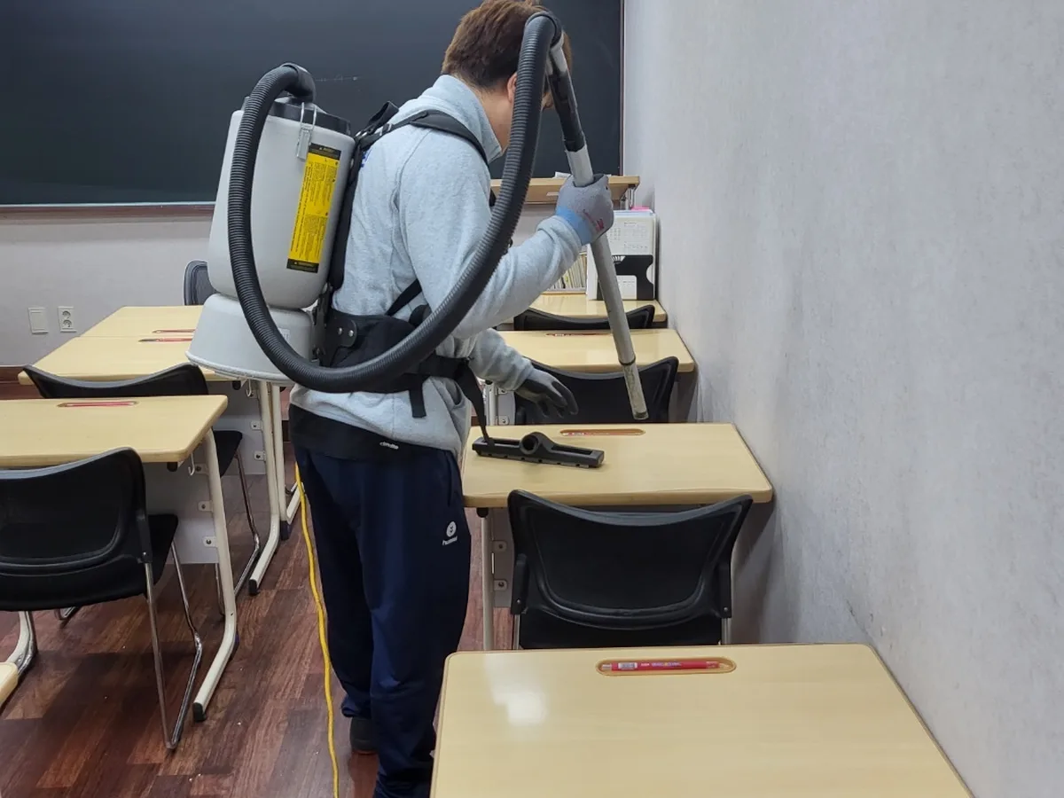 대덕구 신대동 학교 현관·중앙홀 바닥 위생청소 사례 - 행진크린