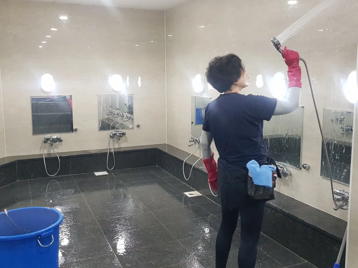대덕구 신대동 목욕탕 탈의실·파우더룸 바닥 위생청소 사례 - 행진크린