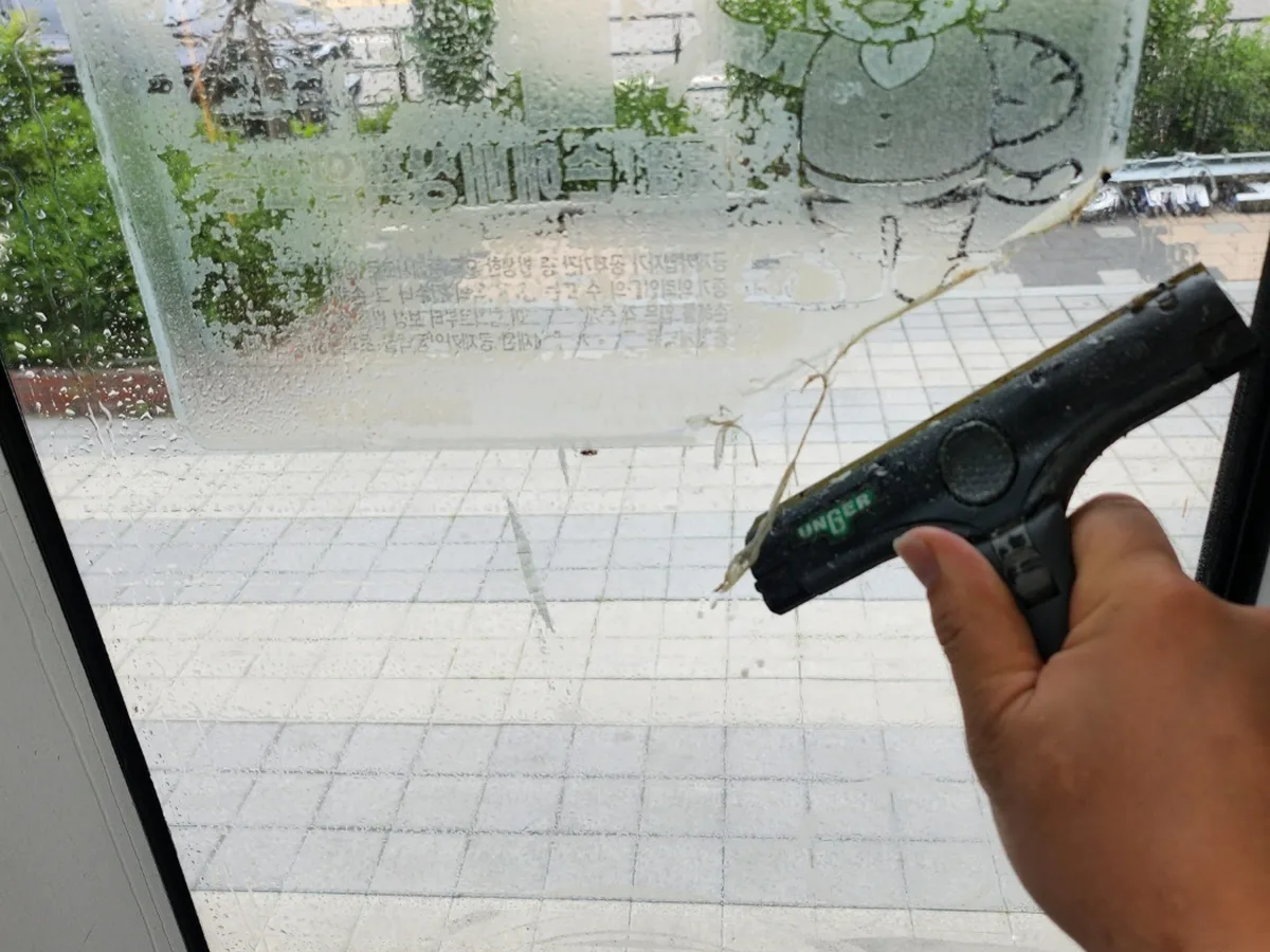 동구 삼괴동 사무실 고층 외창 장비 주변 정밀 위생청소 사례 - 행진크린